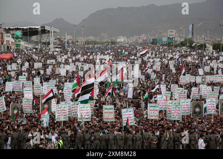 Sanaa, Yemen. 26 luglio 2024. I sostenitori di Houthis protestano contro gli Stati Uniti e Israele, a Sanaa, Yemen, 26 luglio 2024. Crediti: Hamza Ali/Alamy Live News Foto Stock