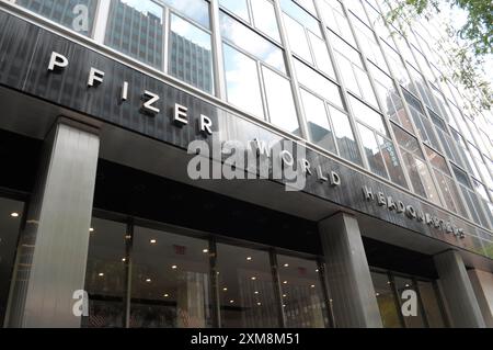 L'edificio del quartier generale mondiale della Pfizer si trova a Manhattan, New York. (Foto di Jimin Kim / SOPA Images/Sipa USA) Foto Stock