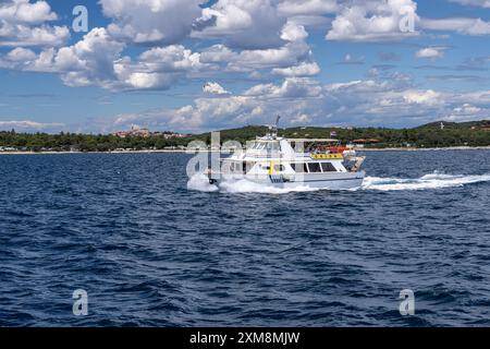 Tour in barca verso destinazioni popolari della costa occidentale dell'Istria, Rovigno, Croazia, Europa Foto Stock