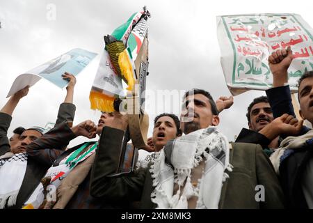 Sanaa, Yemen. 26 luglio 2024. I sostenitori di Houthis protestano contro gli Stati Uniti e Israele, a Sanaa, Yemen, 26 luglio 2024. Crediti: Hamza Ali/Alamy Live News Foto Stock