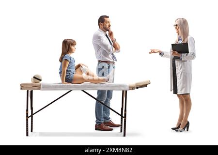 Ragazza con lesioni al ginocchio in un ospedale con suo padre che parla con un medico isolato su sfondo bianco Foto Stock