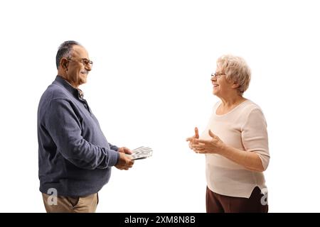Uomo e donna maturi che parlano e contano soldi isolati su sfondo bianco Foto Stock