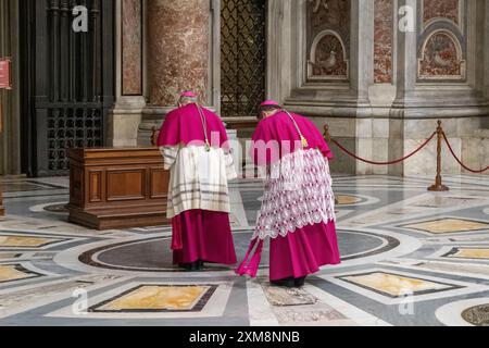 Vaticano - 1° ottobre 2019: Il clero attraversa la Basilica di San Pietro. Foto Stock