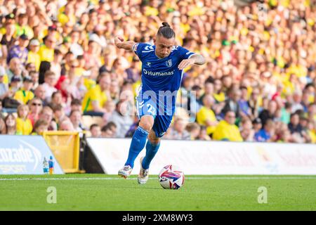 Baris Atik del Magdeburg sul pallone durante l'amichevole di pre-stagione tra Norwich City e FC Magdeburg a Carrow Road, Norwich, venerdì 26 luglio 2024. (Foto: David Watts | mi News) crediti: MI News & Sport /Alamy Live News Foto Stock