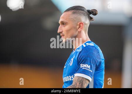 Il Baris Atik del Magdeburg arriva a prendere un angolo durante l'amichevole di pre-stagione tra Norwich City e FC Magdeburg a Carrow Road, Norwich, venerdì 26 luglio 2024. (Foto: David Watts | mi News) crediti: MI News & Sport /Alamy Live News Foto Stock