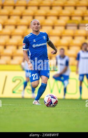 Baris Atik del Magdeburg sul pallone durante l'amichevole di pre-stagione tra Norwich City e FC Magdeburg a Carrow Road, Norwich, venerdì 26 luglio 2024. (Foto: David Watts | mi News) crediti: MI News & Sport /Alamy Live News Foto Stock