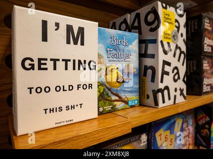 Barnes & Noble Booksellers sulla Fifth Avenue a New York City ha una vasta selezione di libri, riviste, musica e giochi. STATI UNITI 2024 Foto Stock