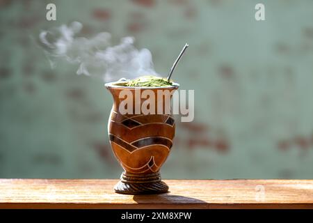 chimarrão tradizionale fatto con yerba mate ilex paraguariensis in una buccia con fumo Foto Stock