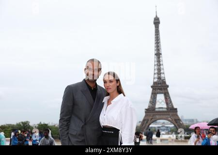 Parigi, Francia. 26 luglio 2024. Il cestista francese e quattro volte campione NBA Tony Parker posa per le foto in vista della cerimonia di apertura dei Giochi Olimpici di Parigi 2024 a Parigi, in Francia, il 26 luglio 2024. Crediti: Li Ying/Xinhua/Alamy Live News Foto Stock