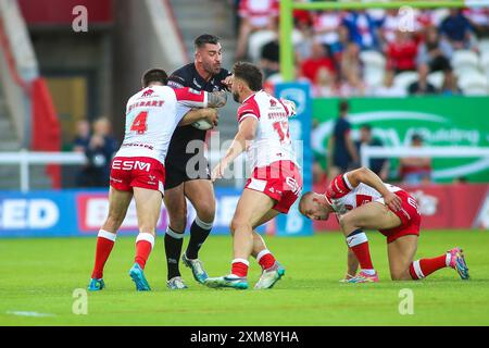 Hull, Regno Unito. 26 luglio 2024. *** Will Lovell di Londra è placcato durante la partita di Super League tra Hull KR e London Broncos al Sewell Group Craven Park, Hull, Regno Unito, il 26 luglio 2024. Foto di Simon Hall. Solo per uso editoriale, licenza richiesta per uso commerciale. Non utilizzare in scommesse, giochi o pubblicazioni di singoli club/campionato/giocatori. Crediti: UK Sports Pics Ltd/Alamy Live News Foto Stock