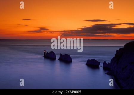 Tramonto, scogli Needles e faro ad Alum Bay, Isola di Wight, Inghilterra Foto Stock