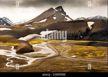 Splendido paesaggio estivo, arido e spettacolare, con viaggio su strada in Islanda, fuoristrada 4x4, riserva naturale di Fjallabak, strada sterrata, altopiani di Landmannalaugar Foto Stock