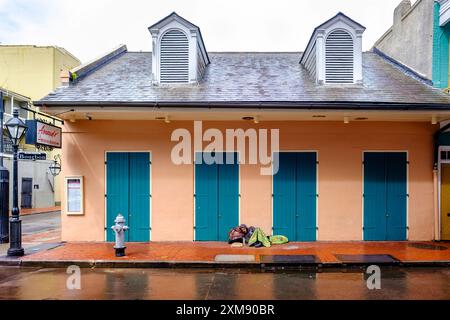 Crisi abitativa, senzatetto che dorme in pubblico sul marciapiede di fronte all'Arnaud's Restaurant, Bourbon Street, New Orleans, Louisiana, USA Foto Stock