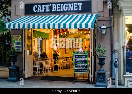 Vista frontale dell'esterno del Café Beignet, un bistrot sulla Royal Street con musica dal vivo, New Orleans, Louisiana, Stati Uniti Foto Stock