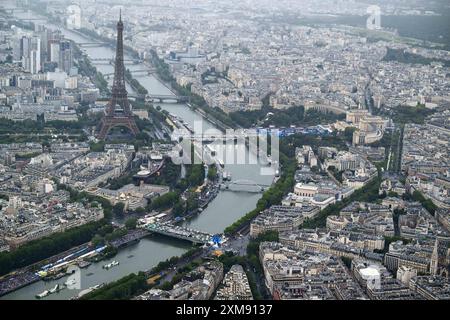 (240726) -- PARIGI, 26 luglio 2024 (Xinhua) -- Una fotografia scattata da un elicottero il 26 luglio 2024 mostra una vista aerea della Torre Eiffel durante la cerimonia di apertura dei Giochi Olimpici di Parigi 2024. (Lionel Bonaventure/AFP/Pool via Xinhua) Foto Stock