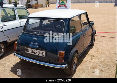 Viladecasn, SPAGNA - 26 LUGLIO 2024: Una classica Mini Cooper blu, parcheggiata all'aperto, che cattura l'essenza del design automobilistico vintage. Foto Stock