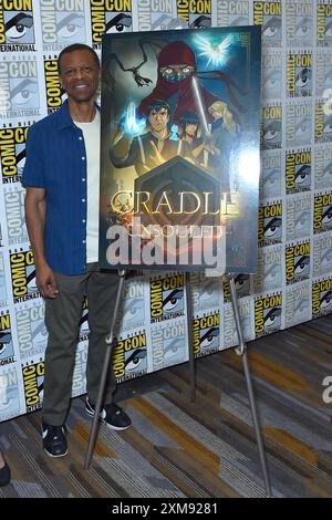 Phil Lamarr beim Photocall zur Animationsserie Cradle Unsouled auf der San Diego Comic-con International 2024 im Hilton Bayfront Hotel. San Diego, 25.07.2024 *** Phil Lamarr alla fotochiamata per la serie animata Cradle Unsouled al San Diego Comic con International 2024 all'Hilton Bayfront Hotel San Diego, 25 07 2024 foto:xD.xStarbuckx/xFuturexImagex cradle 4704 Foto Stock