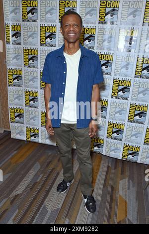 Phil Lamarr beim Photocall zur Animationsserie Cradle Unsouled auf der San Diego Comic-con International 2024 im Hilton Bayfront Hotel. San Diego, 25.07.2024 *** Phil Lamarr alla fotochiamata per la serie animata Cradle Unsouled al San Diego Comic con International 2024 all'Hilton Bayfront Hotel San Diego, 25 07 2024 foto:xD.xStarbuckx/xFuturexImagex cradle 4705 Foto Stock