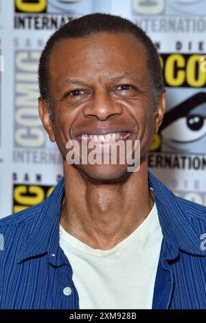 Phil Lamarr beim Photocall zur Animationsserie Cradle Unsouled auf der San Diego Comic-con International 2024 im Hilton Bayfront Hotel. San Diego, 25.07.2024 *** Phil Lamarr alla fotochiamata per la serie animata Cradle Unsouled al San Diego Comic con International 2024 all'Hilton Bayfront Hotel San Diego, 25 07 2024 foto:xD.xStarbuckx/xFuturexImagex cradle 4708 Foto Stock