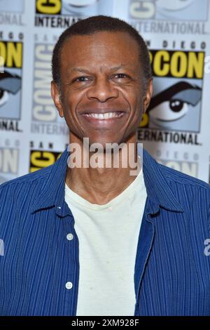 Phil Lamarr beim Photocall zur Animationsserie Cradle Unsouled auf der San Diego Comic-con International 2024 im Hilton Bayfront Hotel. San Diego, 25.07.2024 *** Phil Lamarr alla fotochiamata per la serie animata Cradle Unsouled al San Diego Comic con International 2024 all'Hilton Bayfront Hotel San Diego, 25 07 2024 foto:xD.xStarbuckx/xFuturexImagex cradle 4707 Foto Stock