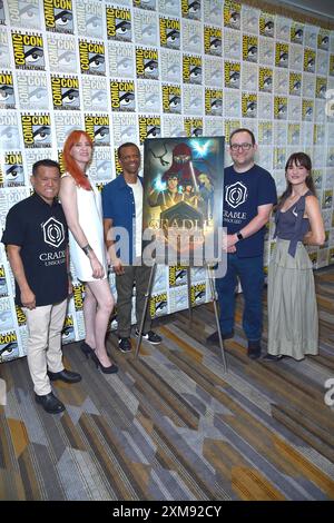 Jay oliva, Morla Gorrondona, Phil Lamarr, Will Wight und Maxine Phoenix beim Photocall zur Animationsserie Cradle Unsouled auf der San Diego Comic-con International 2024 im Hilton Bayfront Hotel. San Diego, 25.07.2024 *** Jay oliva, Morla Gorrondona, Phil Lamarr, Will Wight e Maxine Phoenix al photocall della serie animata Cradle Unsouled al San Diego Comic con International 2024 all'Hilton Bayfront Hotel San Diego, 25 07 2024 foto:xD.xStarbuckx/xFuturexImagex cradle 4727 Foto Stock