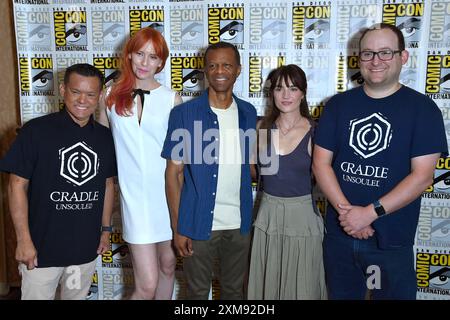 Jay oliva, Morla Gorrondona, Phil Lamarr, Maxine Phoenix, Will Wight beim Photocall zur Animationsserie Cradle Unsouled auf der San Diego Comic-con International 2024 im Hilton Bayfront Hotel. San Diego, 25.07.2024 *** Jay oliva, Morla Gorrondona, Phil Lamarr, Maxine Phoenix, Wight al photocall della serie animata Cradle Unsouled al San Diego Comic con International 2024 all'Hilton Bayfront Hotel San Diego, 25 07 2024 foto:xD.xStarbuckx/xFuturexImagex cradle 4729 Foto Stock