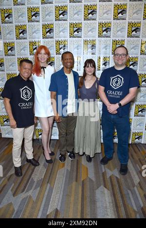 Jay oliva, Morla Gorrondona, Phil Lamarr, Maxine Phoenix, Will Wight beim Photocall zur Animationsserie Cradle Unsouled auf der San Diego Comic-con International 2024 im Hilton Bayfront Hotel. San Diego, 25.07.2024 *** Jay oliva, Morla Gorrondona, Phil Lamarr, Maxine Phoenix, Wight al photocall della serie animata Cradle Unsouled al San Diego Comic con International 2024 all'Hilton Bayfront Hotel San Diego, 25 07 2024 foto:xD.xStarbuckx/xFuturexImagex cradle 4728 Foto Stock