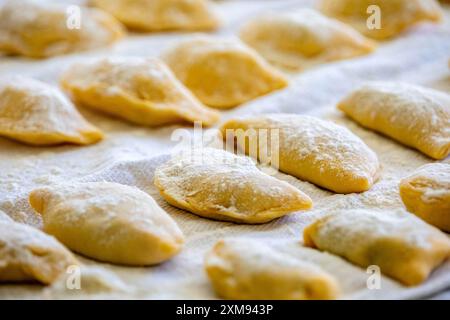 Cibo tradizionale ucraino noto come perohê, ripieno di fagioli neri Foto Stock