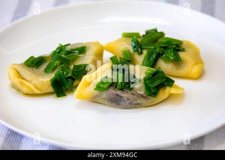 Cibo tradizionale ucraino noto come perohê, ripieno di fagioli neri Foto Stock