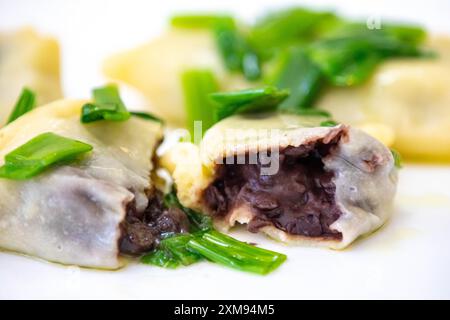 Cibo tradizionale ucraino noto come perohê, ripieno di fagioli neri Foto Stock