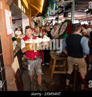 Pichelsteinerfest Regen, bassa Baviera, Germania, luglio 26 2024, servizio nella Pichelsteiner Festival Hall Foto Stock