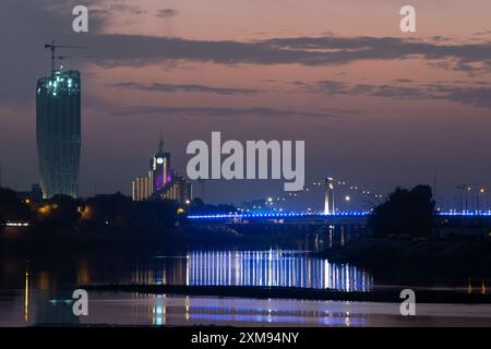 Lo skyline di Baghdad dopo il tramonto Foto Stock