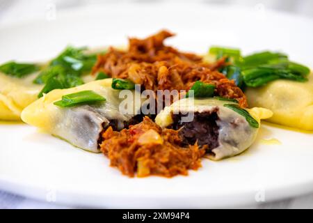 Cibo tradizionale ucraino noto come perohê, ripieno di fagioli neri Foto Stock