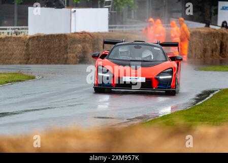 2018 McLaren Senna auto sportiva che guida su una pista bagnata in salita in condizioni di pioggia battente all'evento Motorsport Goodwood Festival of Speed 2024 Foto Stock