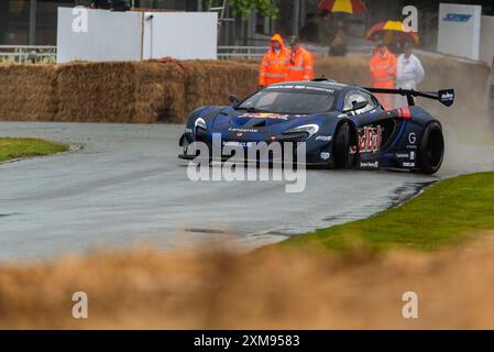 McLaren P1 GTR/650S GT3 "MADMAC" è un'auto da drift che guida su una pista di collina bagnata in forte pioggia all'evento Motorsport Goodwood Festival of Speed 2024 Foto Stock
