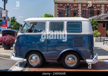 Andover, ma, USA - 24 luglio 2024: Mini VW kombi vintage anni '1960 blu camper o microbus. Foto Stock