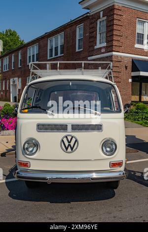 Andover, ma, USA - 24 luglio 2024: Mini pulmino o microbus VW kombi bianco vintage anni '1960. Foto Stock