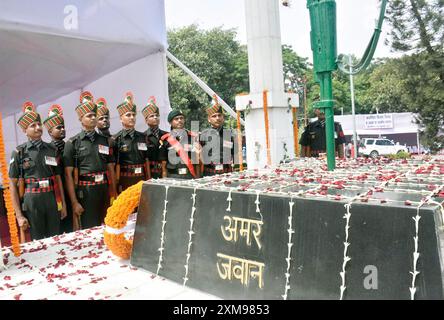 Patna, India. 26 luglio 2024. PATNA, INDIA - LUGLIO 26: I jawan dell'esercito rendono omaggio ai martiri di Kargil in occasione di Kargil Vijay Diwas a Kargil Chowk il 26 luglio 2024 a Patna, India. (Foto di Santosh Kumar/Hindustan Times/Sipa USA) credito: SIPA USA/Alamy Live News Foto Stock