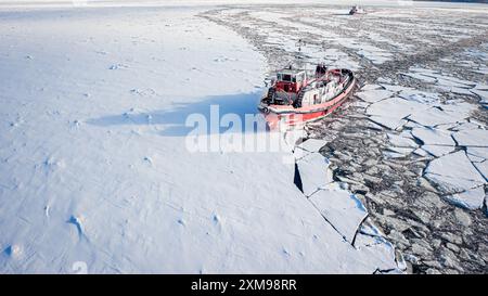 Rompighiaccio sul fiume Vistola frantumando il ghiaccio in inverno, Polonia. Vista aerea della natura in inverno Foto Stock