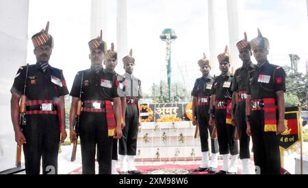 Patna, India. 26 luglio 2024. PATNA, INDIA - LUGLIO 26: I jawan dell'esercito rendono omaggio ai martiri di Kargil in occasione di Kargil Vijay Diwas a Kargil Chowk il 26 luglio 2024 a Patna, India. (Foto di Santosh Kumar/Hindustan Times/Sipa USA) credito: SIPA USA/Alamy Live News Foto Stock