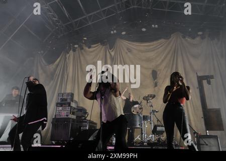 Malmesbury, Inghilterra, Regno Unito. 26 luglio 2024. Il giovane padre si esibisce al WOMAD (World of Music, Arts and Dance) Festival inizia a Charlton Park, Wiltshire, celebrando la musica, le arti e la cultura globali. L'evento presenta esibizioni di artisti internazionali, laboratori, bancarelle gastronomiche e diverse esposizioni culturali, offrendo ai partecipanti un'esperienza vibrante e coinvolgente. (Credit Image: © Joao Daniel Pereira/ZUMA Press Wire) SOLO PER USO EDITORIALE! Non per USO commerciale! Foto Stock