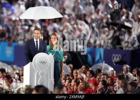 (240726) -- PARIGI, 26 luglio 2024 (Xinhua) -- Tony Estanguet (L), presidente del Comitato Organizzatore delle Olimpiadi e delle Paralimpiadi di Parigi 2024, interviene durante la cerimonia di apertura dei Giochi Olimpici di Parigi 2024 a Parigi, Francia, 26 luglio 2024. (Xinhua/Wang Yuguo) Foto Stock