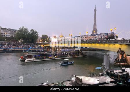 Parigi, Francia. 26 luglio 2024. Ponte di Alma, visto durante la cerimonia di apertura delle 33 Olimpiadi o dei Giochi Olimpici di Parigi del 2024, visto dalla riva destra della Senna, a Parigi, in Francia, il 26 luglio 2024. Foto di Ammar Abd Rabbo/ABACAPRESS. COM credito: Abaca Press/Alamy Live News Foto Stock