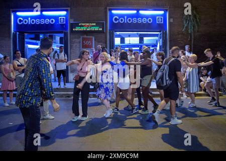 Roma, Italia. 26 luglio 2024. Alcuni ragazzi, provenienti da Tunisia, Marocco ed Egitto, hanno animato la piazza di fronte al Colosseo con musica araba che ha fatto ballare i turisti e ha invitato i turisti a ballare con la bandiera palestinese a Roma. (Credit Image: © Marcello Valeri/ZUMA Press Wire) SOLO PER USO EDITORIALE! Non per USO commerciale! Foto Stock