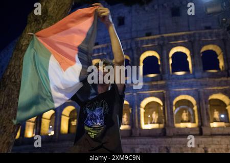 Roma, Italia. 26 luglio 2024. Alcuni ragazzi, provenienti da Tunisia, Marocco ed Egitto, hanno animato la piazza di fronte al Colosseo con musica araba che ha fatto ballare i turisti e ha invitato i turisti a ballare con la bandiera palestinese a Roma. (Credit Image: © Marcello Valeri/ZUMA Press Wire) SOLO PER USO EDITORIALE! Non per USO commerciale! Foto Stock