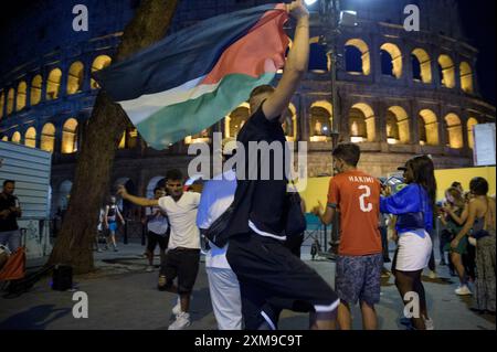 Roma, Italia. 26 luglio 2024. Alcuni ragazzi, provenienti da Tunisia, Marocco ed Egitto, hanno animato la piazza di fronte al Colosseo con musica araba che ha fatto ballare i turisti e ha invitato i turisti a ballare con la bandiera palestinese a Roma. (Credit Image: © Marcello Valeri/ZUMA Press Wire) SOLO PER USO EDITORIALE! Non per USO commerciale! Foto Stock