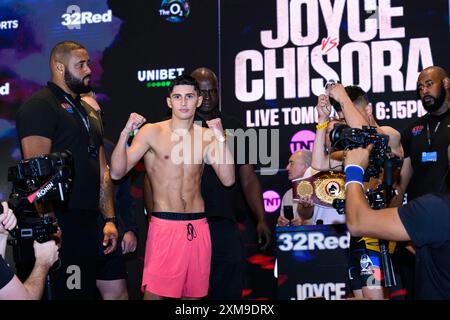 LONDRA, REGNO UNITO. 26 lug, 24. Roysten Barney-Smith (a sinistra), Brian Barajas (a destra) durante Joyce vs Chisora – Fight Week Official Weigh-in presso Arora Suite, The O2 Intercontinental Hotel venerdì 26 luglio 2024 a LONDRA, INGHILTERRA. Crediti: Taka G Wu/Alamy Live News Foto Stock