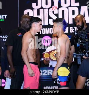 LONDRA, REGNO UNITO. 26 lug, 24. Roysten Barney-Smith (a sinistra), Brian Barajas (a destra) durante Joyce vs Chisora – Fight Week Official Weigh-in presso Arora Suite, The O2 Intercontinental Hotel venerdì 26 luglio 2024 a LONDRA, INGHILTERRA. Crediti: Taka G Wu/Alamy Live News Foto Stock