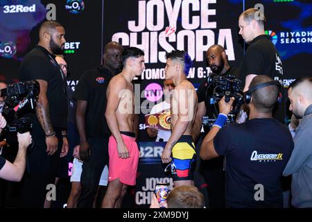 LONDRA, REGNO UNITO. 26 lug, 24. Roysten Barney-Smith (a sinistra), Brian Barajas (a destra) durante Joyce vs Chisora – Fight Week Official Weigh-in presso Arora Suite, The O2 Intercontinental Hotel venerdì 26 luglio 2024 a LONDRA, INGHILTERRA. Crediti: Taka G Wu/Alamy Live News Foto Stock