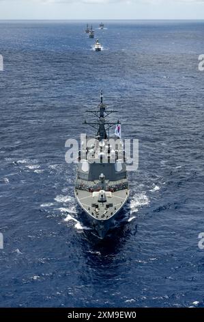 Il cacciatorpediniere della Marina sudcoreana ROKS Choi Yulgok Yi (DDG 992) naviga in formazione, al largo delle coste delle Hawaii durante l'esercitazione Rim of the Pacific (RIMPAC) 2024, 22 luglio. Ventinove nazioni, 40 navi di superficie, tre sottomarini, 14 forze terrestri nazionali, più di 150 aerei e 25.000 personale partecipano al RIMPAC nelle e intorno alle isole Hawaii, dal giugno 27 al agosto 1. Il RIMPAC, la più grande esercitazione marittima internazionale al mondo, offre un'opportunità di formazione unica promuovendo e sostenendo relazioni di cooperazione tra i partecipanti fondamentali per garantire la sicurezza delle corsie marittime e della secu Foto Stock